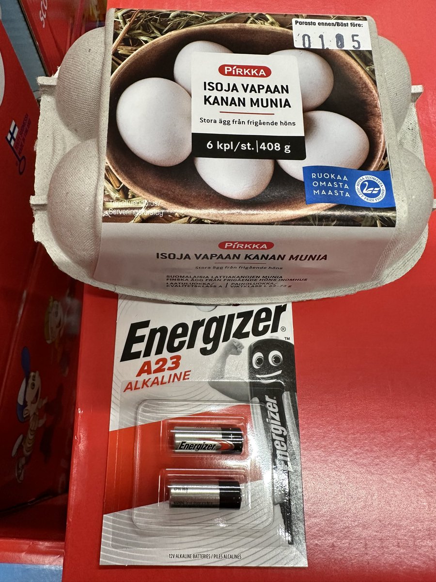 AaltonenHannu's tweet image. Miksi kananmunat pakataan pehmeään kartonkipakkaukseen, mutta samaan aikaan patterien avaamiseen tarvitaan moottorisaha ?