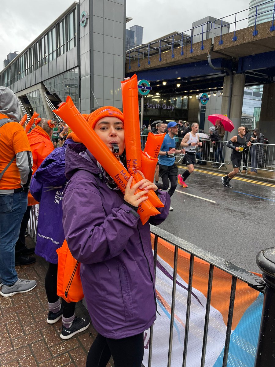 Inspiring day at @LondonMarathon yesterday with the @AlzResearchUK Cheer Squad 🏃‍♂️🥳 Congratulations #TeamARUK #babsarmy 🍊👏