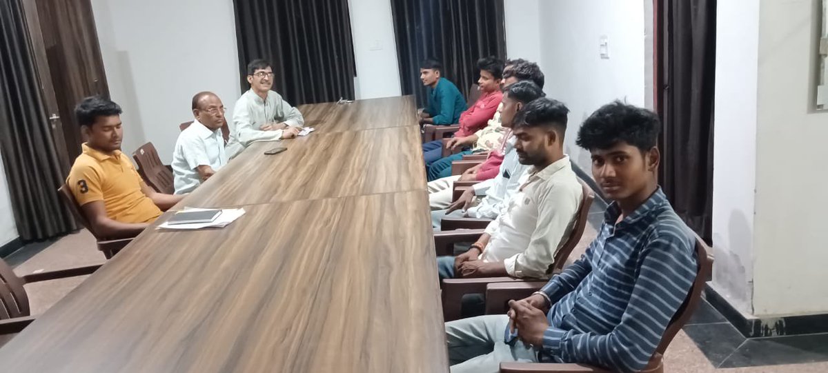 आगरा में साथियों के साथ बैठक सम्पन्, जल्द आचार संहिता के बाद प्राथमिक शिक्षक भर्ती और रोज़गार पर सरकार की घेराबंदी की तैयारी ॥
#संयुक्त_युवा_मोर्चा
<a href="/pbhushan1/">Prashant Bhushan</a> <a href="/AnupamConnects/">Anupam | अनुपम</a>