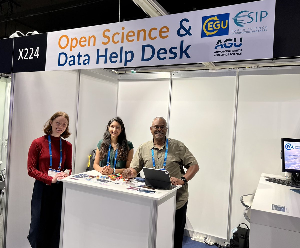 ShelleyStall's tweet image. The lunch team at #OpenScience and #DataHelpDesk #EGU23 @kvrouwen @tuttifrutisruti @scdiggs @ESIPfed