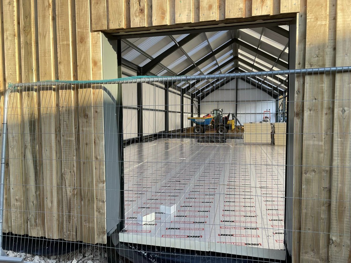 GHConstruction's tweet photo. Look at this building that we recently manufactured in Reading.

32.95m x 10m x 3.8m Steel Frame Building
Composite Panel Roof with incorporated Roof Lights.
Double Cladded with Composite Panels inside and
Castle Board cladding on the Outside.

Get in touch today
📞01270 781158 https://t.co/F2JnOt8EHT