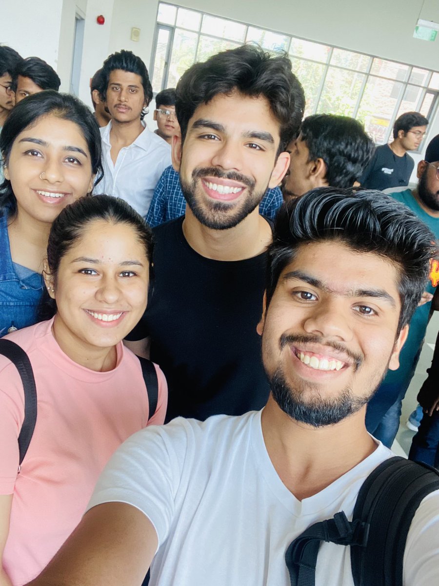 We met @AnshMehraaa at IIITD E-summit, prolly a better #ChatGpt #promptengineer now💛💛

Side note: @midjourney V5 is the coolest thing on the planet🤩