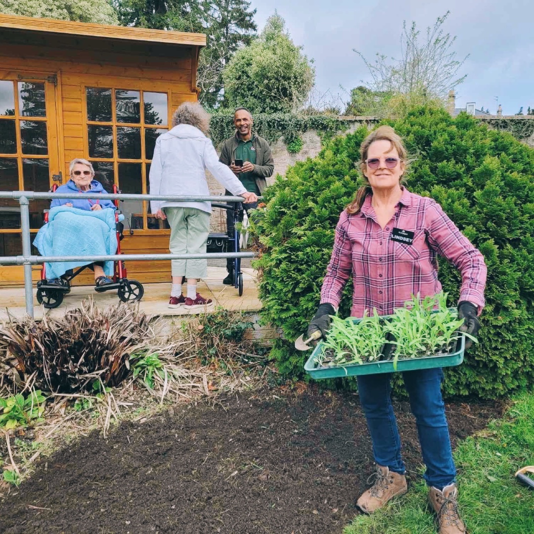 FlourishFHK's tweet image. Our wonderful staff volunteering at Stratton House care home in Bath 🌱🌻🍃 

Planting, gardening and lovely chats with the residents. Bringing smiles and making a difference 💬

#gardening #volunteering #carehome #bath #planting #sprouting #seedlings #gardenmakeover #community