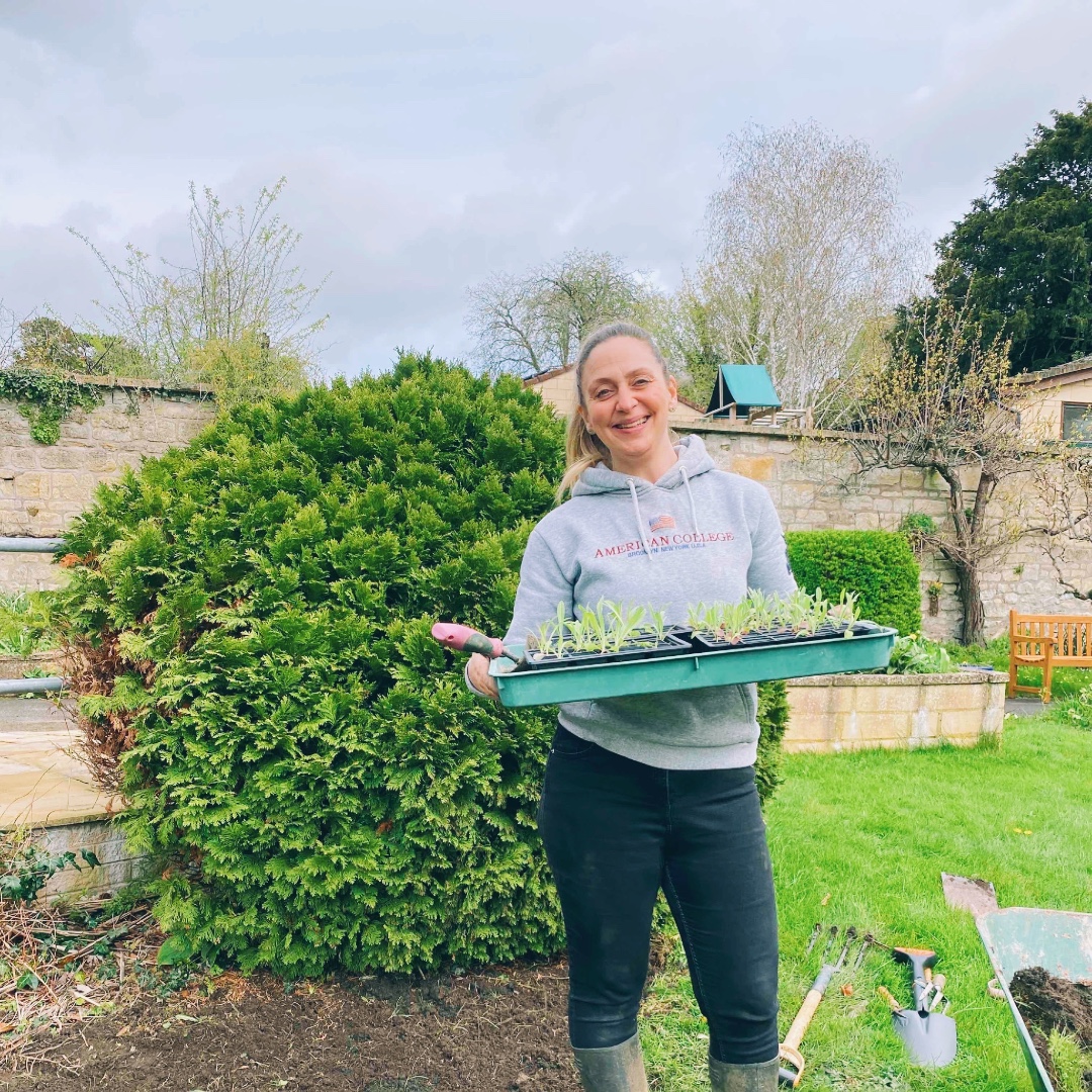 FlourishFHK's tweet image. Our wonderful staff volunteering at Stratton House care home in Bath 🌱🌻🍃 

Planting, gardening and lovely chats with the residents. Bringing smiles and making a difference 💬

#gardening #volunteering #carehome #bath #planting #sprouting #seedlings #gardenmakeover #community