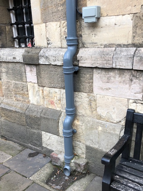 LongbottomFndry's tweet photo. The swan neck offset sounds very elegant and it actually is. It's the name given to a curved pipe that connects the gutter to the downpipe or brings a downpipe over a plinth. We can make swan necks to any size; take a look at our online catalogue to find out more.
#swanneck https://t.co/xhqE6Fj1C7