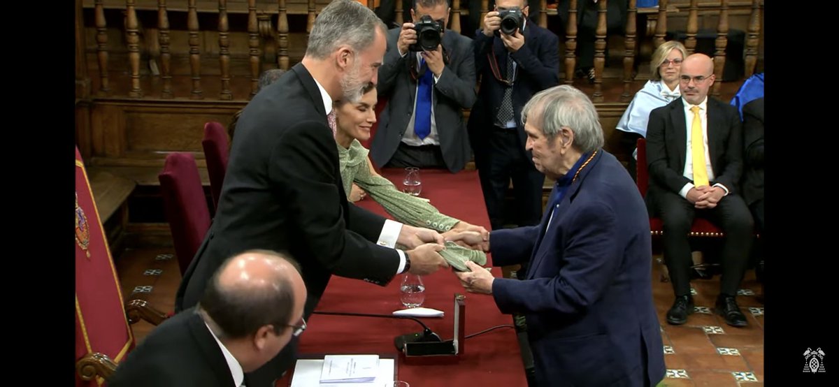 andreinamujica's tweet photo. Que orgullo tan grande! Sólo #RafaelCadenas ha podido devolver el orgullo de ser venezolano ! #PremioCervantes https://t.co/a6wBRTIz4j