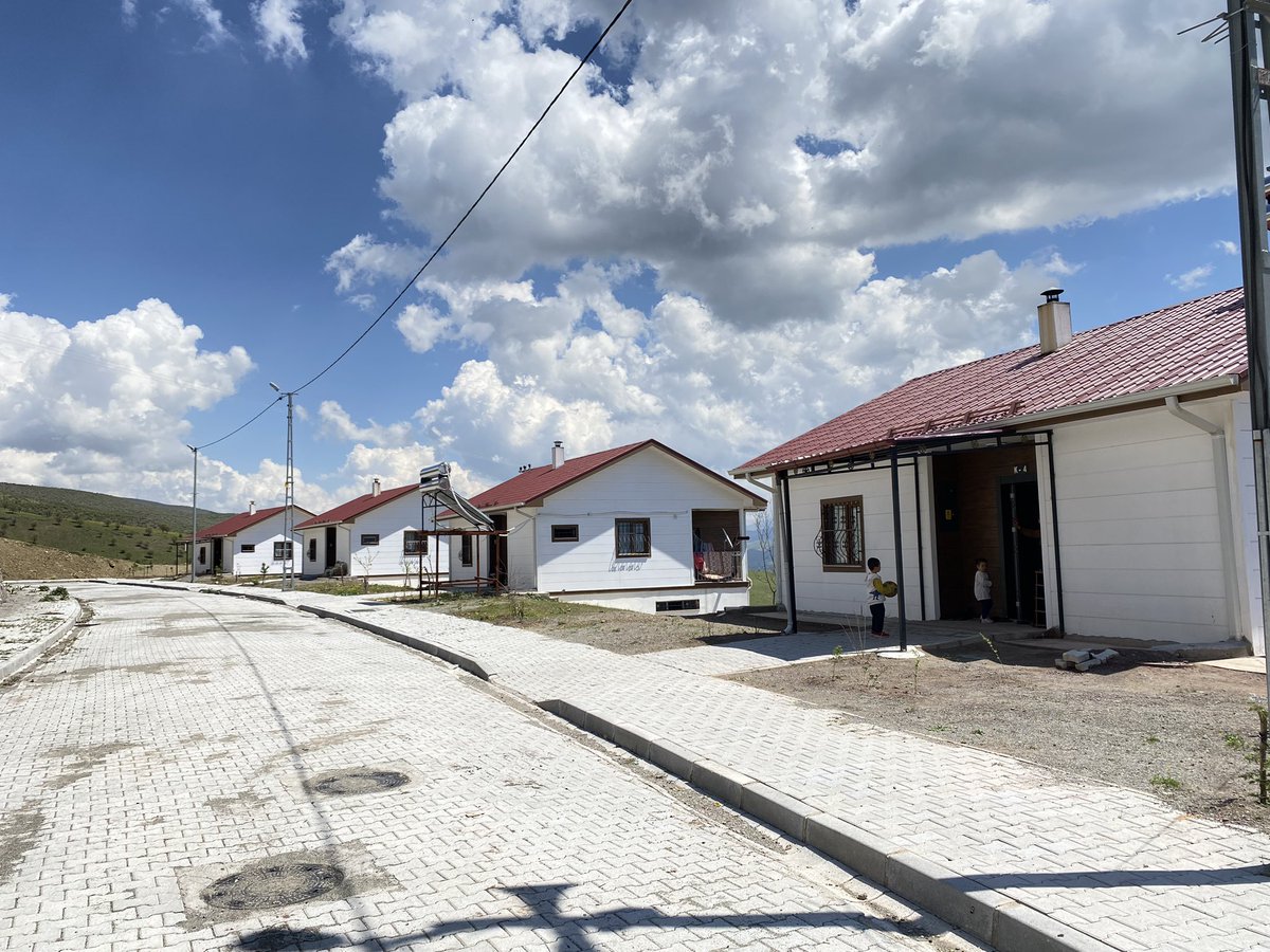 Elazığ depreminden hemen sonra temeli atılan ve kısa sürede yapımı tamamlanıp Pütürgeli vatandaşlarımıza teslim edilen ;

Pütürge / Balpınarı TOKİ Evleri

Yaparsa @RTErdogan yapar. 
#ErdoğanlaMümkün