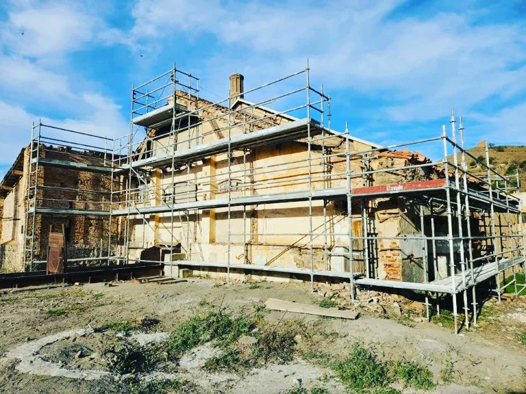 alquilernevada's tweet photo. #montaje de #andamios para #restauración de #fachadas.. 
antigua #fábrica #azucarera

#Motril #Granada #CostaTropical

https://t.co/DQHhPjZuP5 https://t.co/nML02iudW0