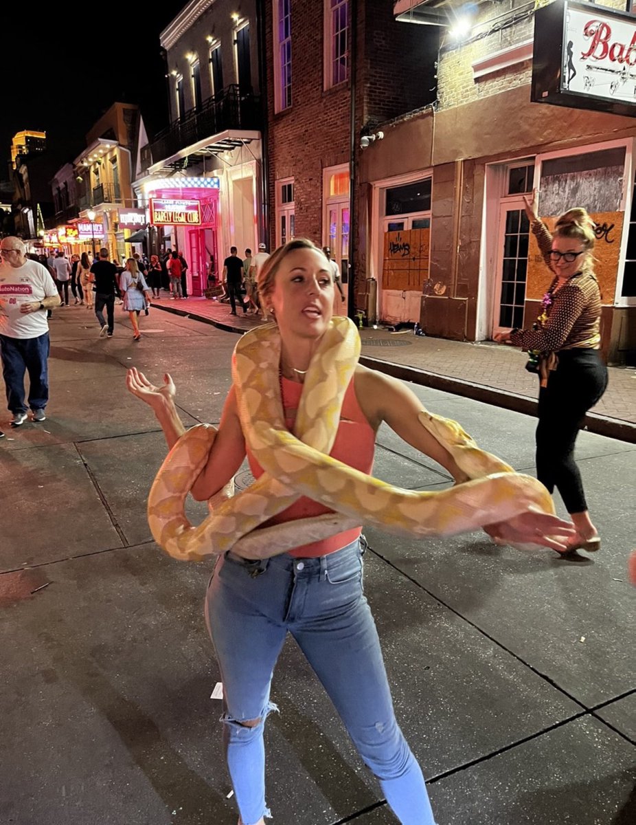 amycalandrino's tweet photo. Happy birthday #CREfam @FlannCasey I donโt know who to give photo cred of this to from @creisummit but letโs just both live it up in between doing deals today. #creisummit @theBrokerList #birthday #retwit #photoboom https://t.co/yMWR7gsPci