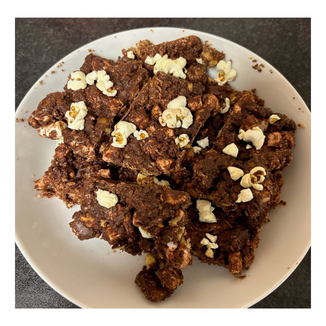ClearLRecruit's tweet image. This week we have some fantastic chocolaty creations! Amber made a delicious rocky road, and Maisie had a luxurious chocolate brownie!  

#teambakeoff #bakingcompetition #sweetsuccess