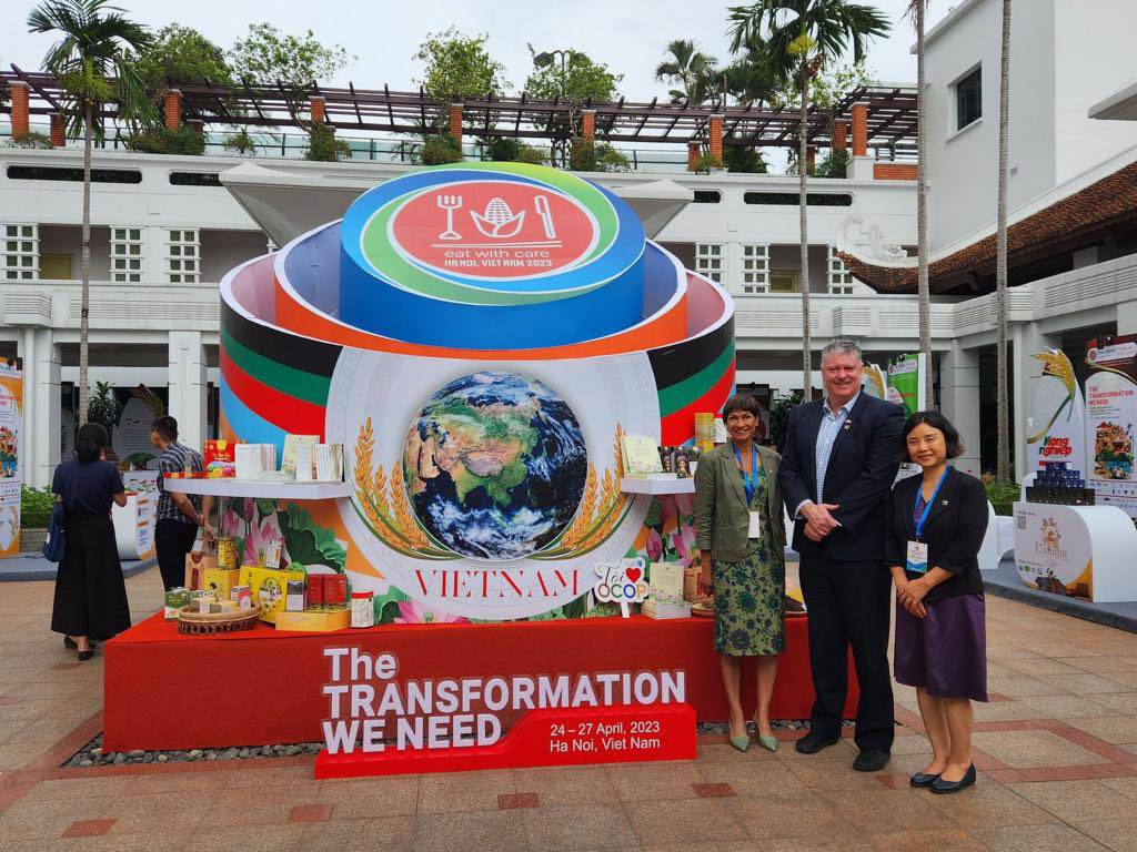 AusAmbVN's tweet photo. Ms Su McCluskey, Special Representative for Australian Agriculture, promoting our agricultural interests at the Global Food Systems Conference in Hanoi this week. 🌾 https://t.co/jm83hWdnz3