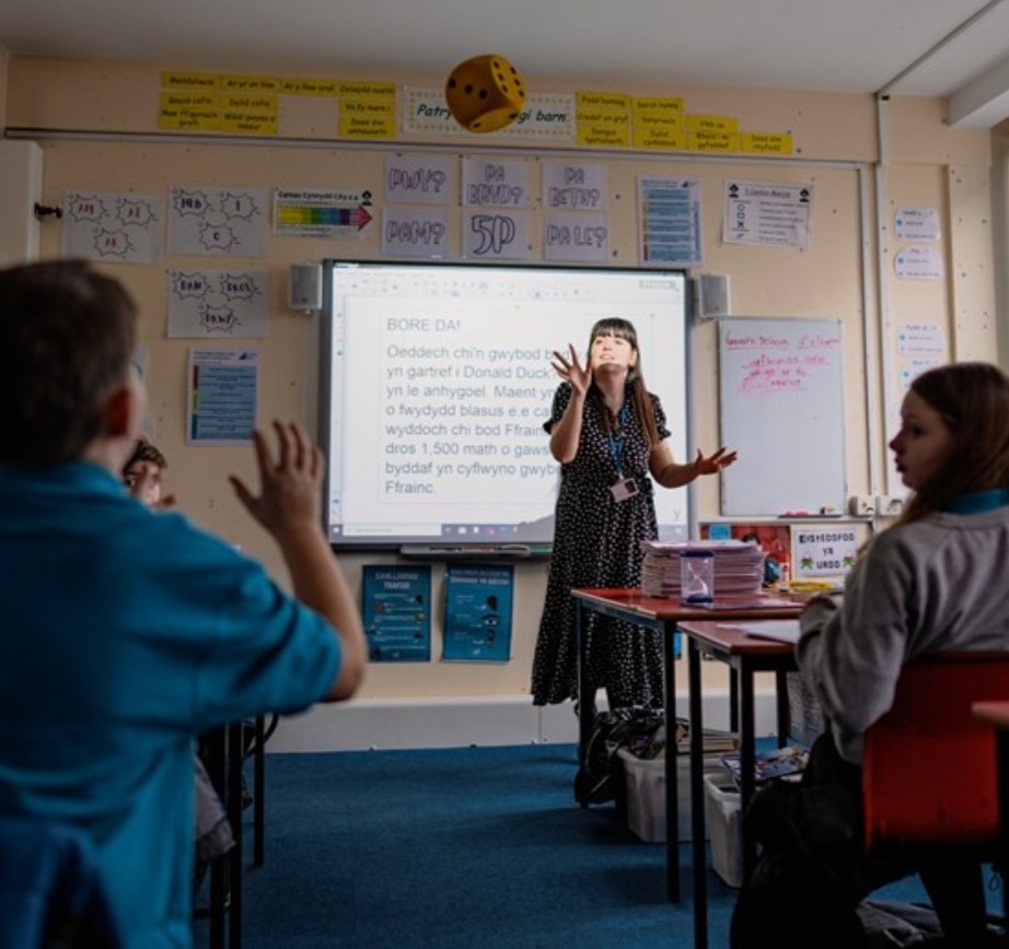 Un o'n blaenoriaethau mwyaf ar gyfer sicrhau miliwn o siaradwyr Cymraeg yw sicrhau bod gennym ddigon o athrawon i ateb y galw am addysg Cymraeg.

Dyna pam dwi mor falch o gyhoeddi pecyn o gymorth ariannol i gryfhau ein gweithlu: 
llyw.cymru/pecyn-o-gymort…