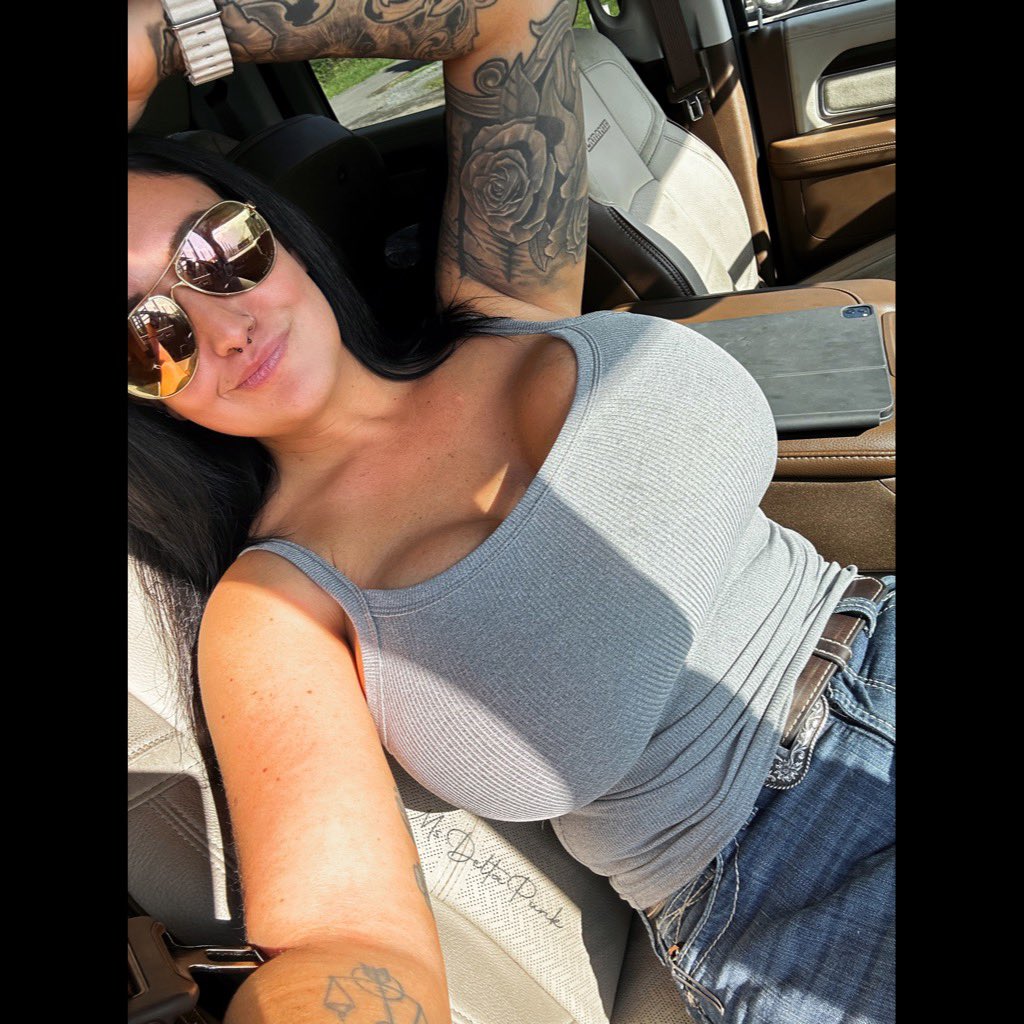 punk_delta's tweet photo. We’re under a frost warning… so I’m focusing my thoughts on 3 days ago when it was sunny and 78 ☀️😎
.
.
.
.
#stackedpunkprincess #msdeltapunk #sunnydays #summerthoughts #warmweather #tanktop #shades #inkedgirls #inked #tattoo #xlimplants #ohmonday https://t.co/nJnpVSUel7