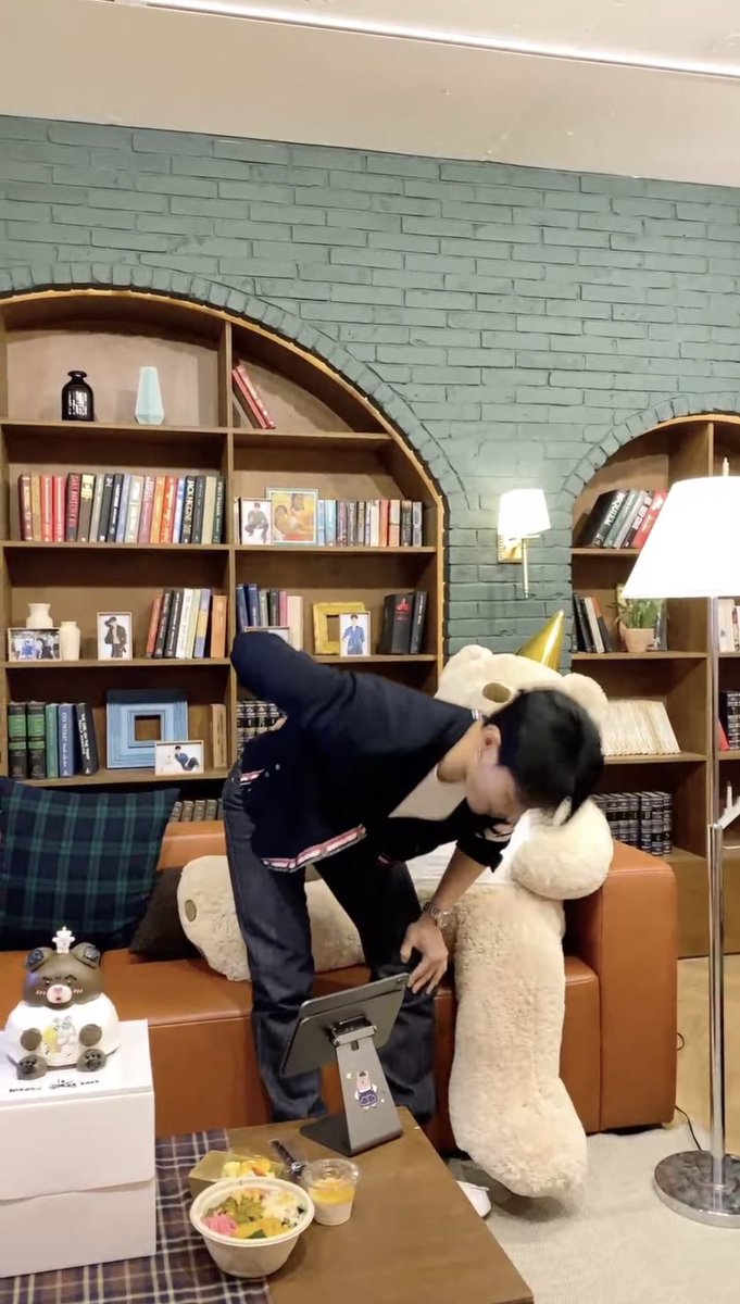 honeyxhex's tweet image. Getting ready to carry the whole industry on his back again #SHOWNUisBack