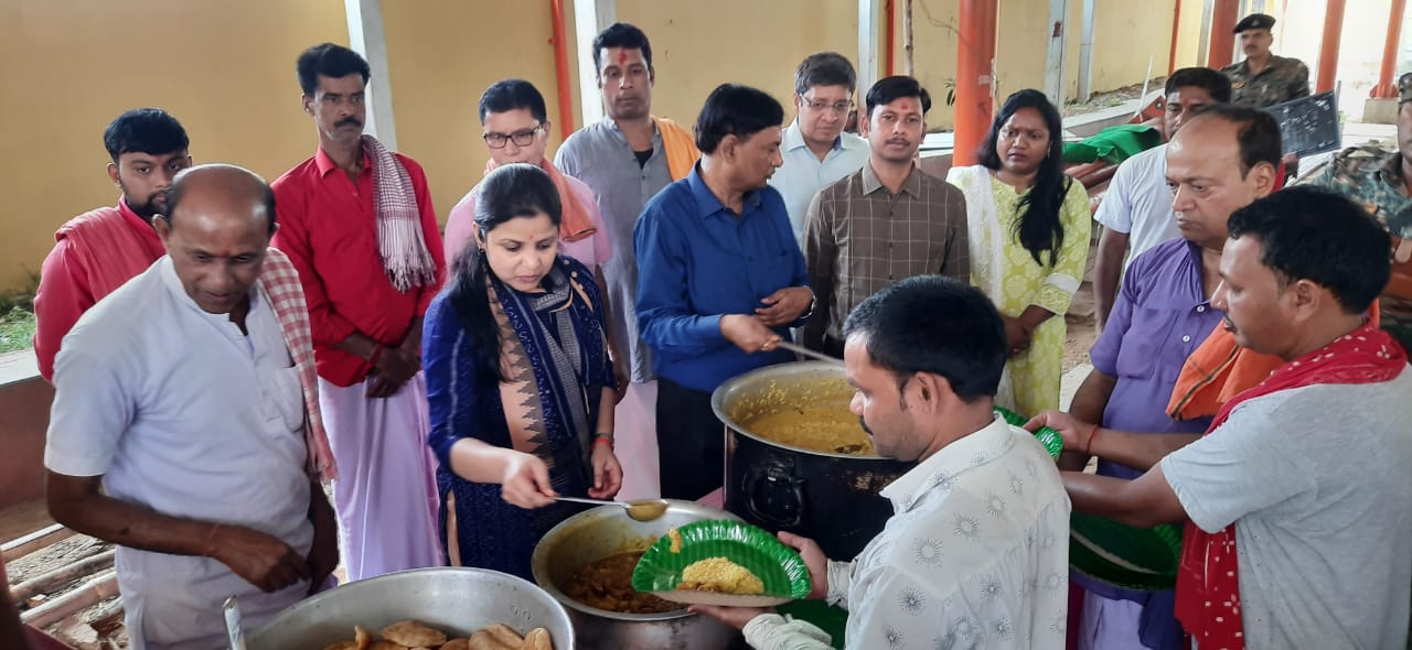 रजरप्पा मां छिन्नमस्तिका सिद्ध पीठ परिसर में बने यात्री शेड का DC ने किया उद्घाटन-DC inaugurated the passenger shed built in Rajrappa Maa Chinnamastika Siddha Peeth complex