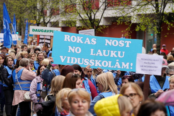 LV ir tik ļoti behind. Mākslīgais intelekts tūlīt visu izglītību apgriezīs kājām gaisā, bet mums puse (?) valsts domā, ka klase ar 10 bērniem ir pilnīgi fine, un vēl prasa naudu klāt. Skolotāji un ārsti - viscienījamākās profesijas, kurus Latvijā pārstāv ļoti neatbilstoši kadri.