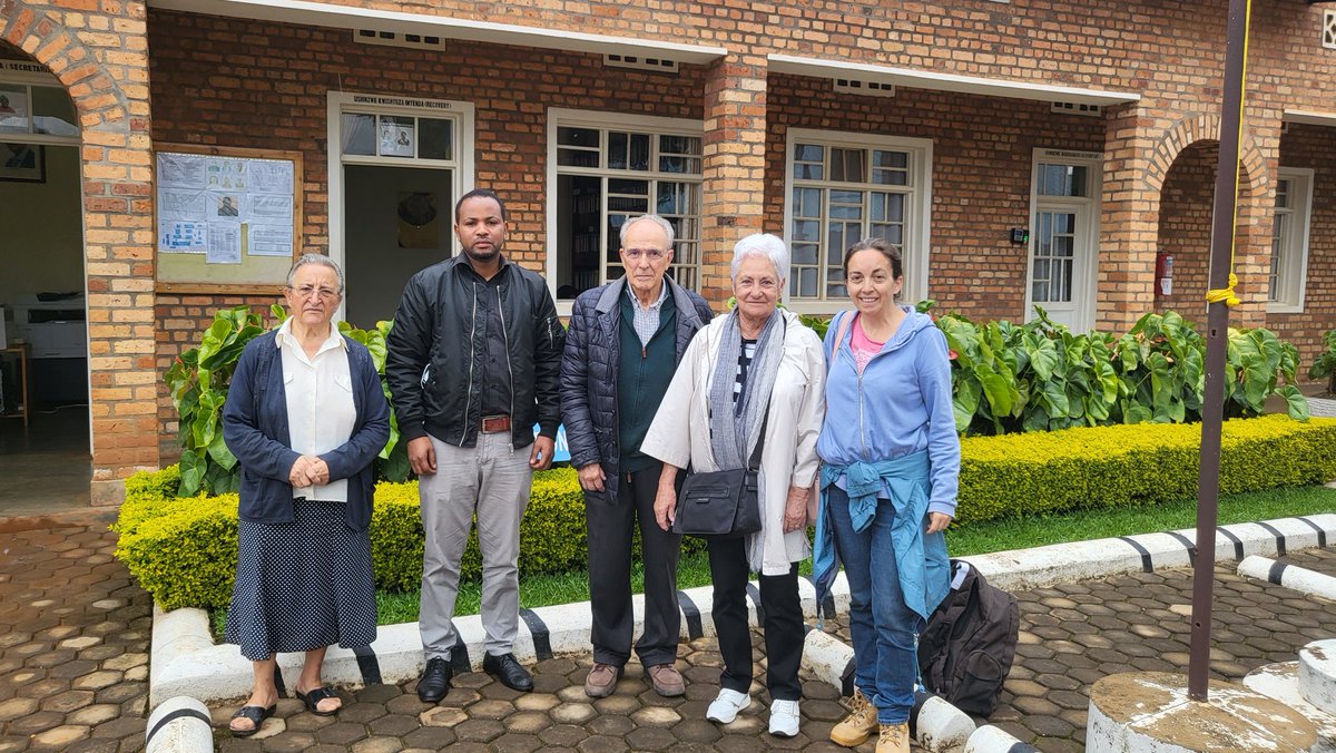 MatresMundi's tweet photo. En Ruli, pudimos visitar la @HigherRhih (escuela de enfermería y comadronas) donde nos enseñaron todos los recursos educativos que tienen.
¡Muchas gracias por vuestra hospitalidad!
#matresmundi #ruli #rwanda #ong #cooperacion https://t.co/mkGR6qg6Js