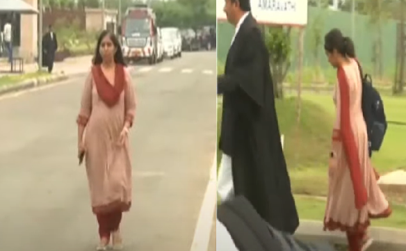 nvkrishna26's tweet photo. CBI నిందితుల్లో ఒకరిని అరెస్ట్ చేసి  .. ఇంకొకరికి నోటీసులు ఇస్తుంది (అరెస్ట్ చేయకుండా)

కీలకమైన సమయంలో న్యాయమూర్తులు .. atrocious ఆర్డర్లు ఇస్తారు

ఢిల్లీ బాసులు, రాష్ట్ర బాసులు  .. నిందితులకు మద్దతు ఇస్తారు

. . 

సుప్రీంకోర్టు సాయంతో ఆమె చేస్తున్న పోరాటం .. అసామాన్యం https://t.co/J6aIUQVXLR