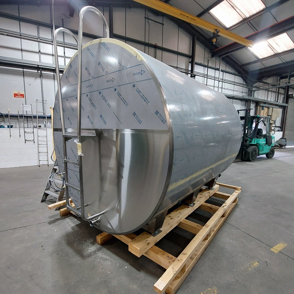 Finishing touches on this dairy tank in dispatch.

We have a wide range of products to assist you in efficient milk production 

Get in contact for more 

#manufacturemonday #stainlesssteel #fabdec #DARIKOOL #teamdairy #farmsupplies #dairyfarming #milking #ukmanufacturing #ukmfg