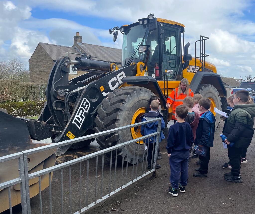 More about a recent science fair for #HighPeak pupils, who were joined by employees from our site. Team Tarmac taught the children how limestone is quarried &amp; the everyday things lime is found in, like toothpaste &amp; purifying drinking water! 🚰

👉 orlo.uk/HighPeakSchool…