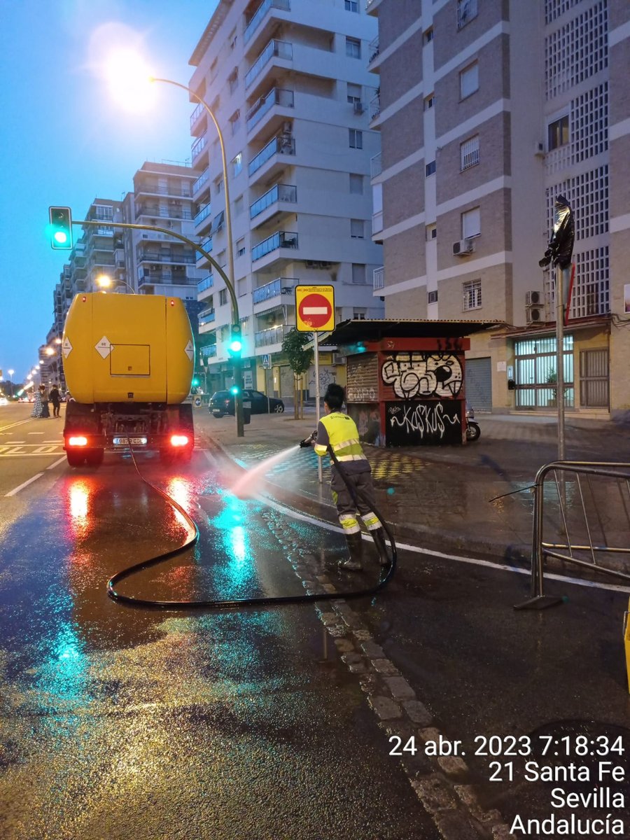 Ayto_Sevilla's tweet photo. 🚜💦🧹 El personal de @LipasamSevilla se esfuerza mañana, tarde y noche en mantener a punto la #FeriaSevilla23 y sus alrededores.
🙏🏼 ¡¡Recuerda que tu colaboración es imprescindible!!
🗑 Usa papeleras y contenedores.
#CumpleTuParte #CuidaTuCiudad https://t.co/vbva9lgpdo