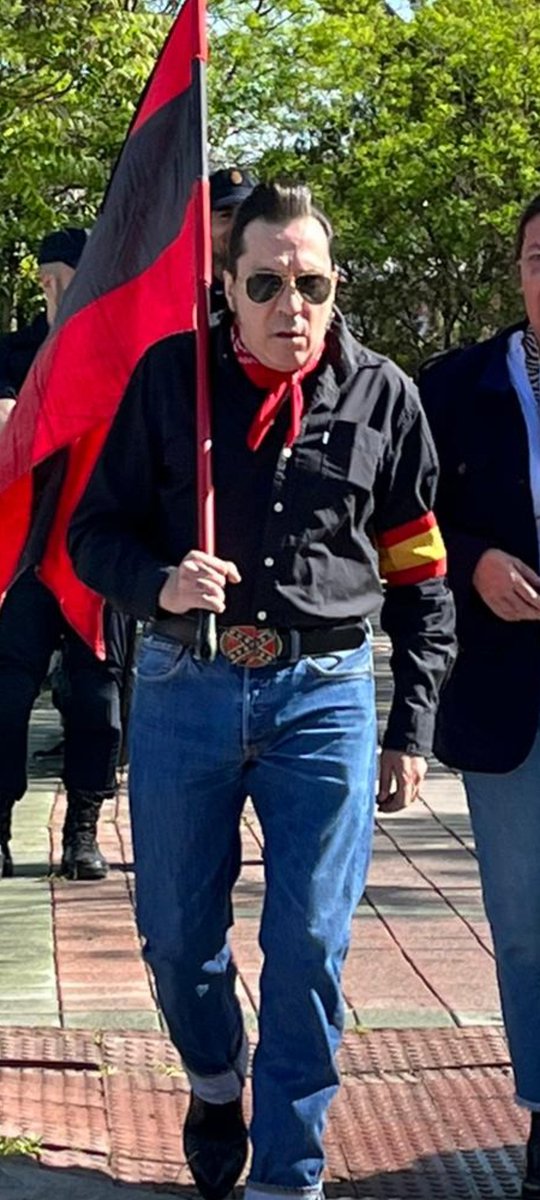 Auroraiterum's tweet image. Definidlo vosotros que a mí me da la risa. 
Vaya facha, que diría mi padre,y no precisamente por la filiación política. 
🙄🙄
Gensanta que esperpento!! De aquí a que salga #PrimodeRivera , le va a dar un chungo con esa camisa negra. 😁😁