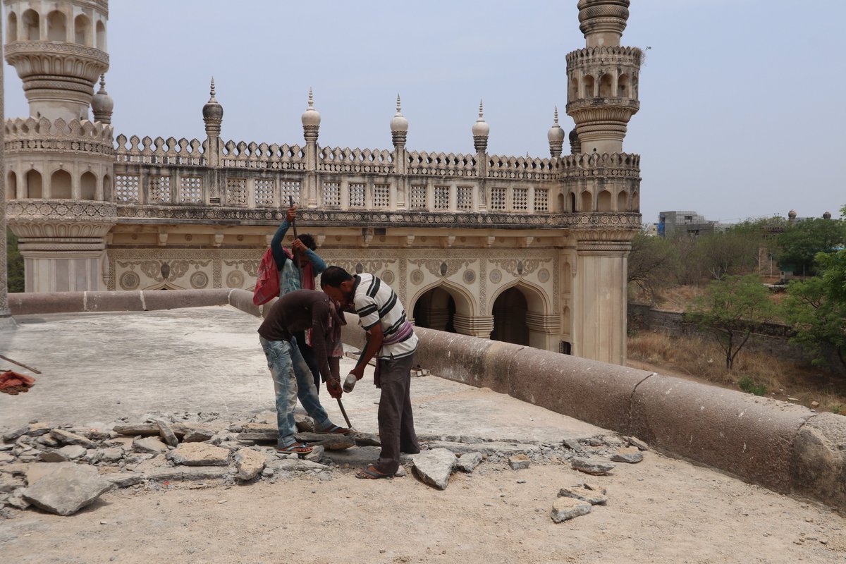 Most structures at #QutbShahiHeritagePark had terraces covered with cement(from previous repairs) which was damaging the monument. Cement traps moisture, causing it to seep into the stone and accelerate its decay. This is being carefully dismantled.