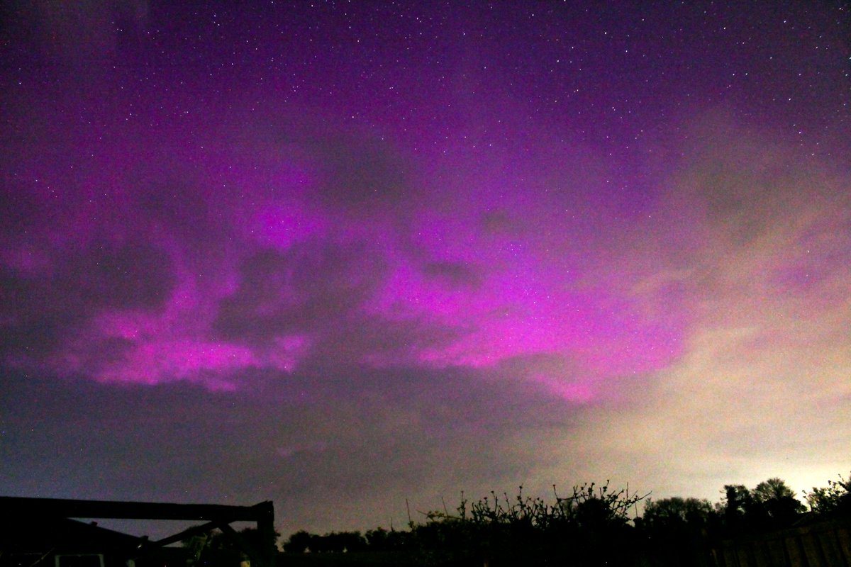 Spicey_Spiney's tweet photo. Last night's #GeomagneticStorm kicked off as we were driving home to Oxfordshire. As soon as I got home I went out with my cameras to photograph the bright #AuroraBorealis. The timelapse videos from my DSLRs, #Aurora camera + #MeteorCamera is here: 
https://t.co/MyANDQdr7k https://t.co/Q52ZXzhzmZ