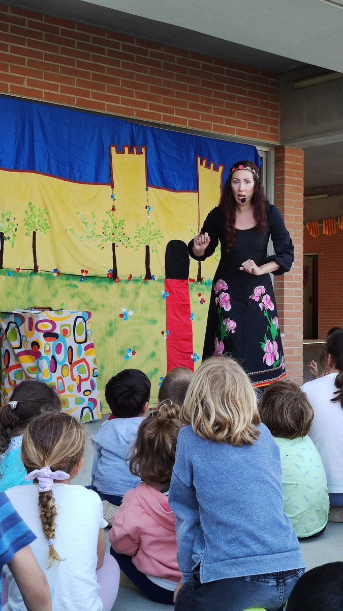 Les famílies ens ofereixen el seu suport organitzant, entre d'altres propostes, els divendres de patis oberts.
En aquesta ocasió hem gaudit de l'inici de Sant Jordi compartint llibres, contacontes, roses i xocolata!!
<a href="/ajalella/">Ajuntament d'Alella</a> <a href="/CRP_baixmaresme/">CRP del Baix Maresme</a> <a href="/SSTTMVO/">ST_MVO</a> <a href="/educaciocat/">Educació</a>