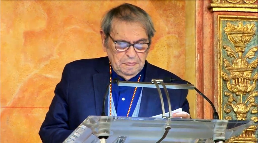 “Es urgente defender la democracia de todo lo que la acecha y para ello se requiere recrearla, esa tarea le incumbe a la educación. Los demócratas deben pedir su renovación; abolir la pobreza, apoyar la cultura, no es un sueño, sino un trabajo de todos”.

Rafael Cadenas.