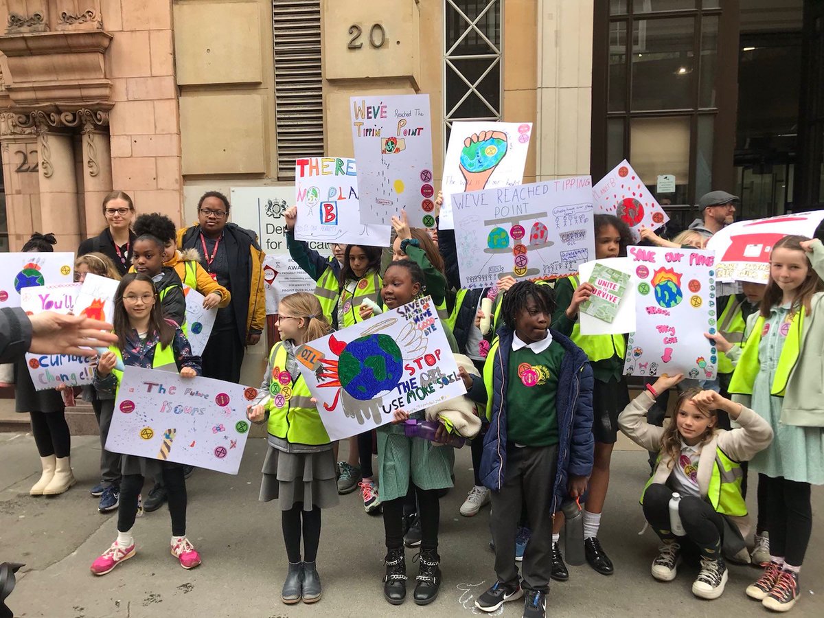 XRebellionUK's tweet photo. 🚨HAPPENING NOW @educationgovuk 🚨

The kids are all right!

We need a government that prioritises the health, well being and future of our children over profits for big oil.

#TheBigOne #UniteToSurvive https://t.co/YhspxaKgSl
