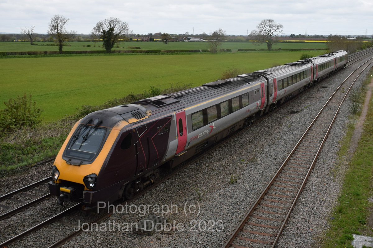Jonathan_1984's tweet image. A trio of different Cross Country traction passing Elford this morning.

43285 (+43207) - 1V50 Edinburgh to Plymouth.
170117 (+170113) - 1V07 Nottingham to Cardiff Central.
220017 - 1V85 Newcastle to Banbury.

#class43 #class170 #class220