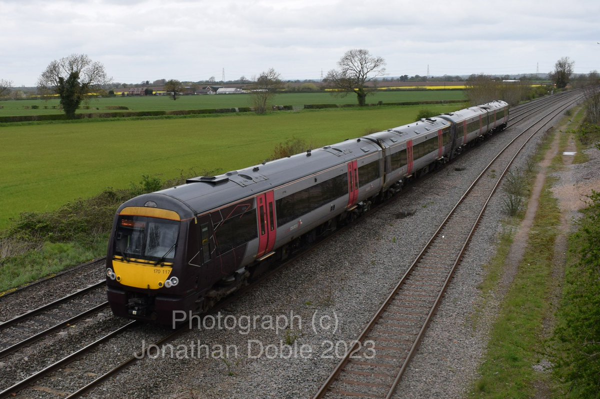Jonathan_1984's tweet image. A trio of different Cross Country traction passing Elford this morning.

43285 (+43207) - 1V50 Edinburgh to Plymouth.
170117 (+170113) - 1V07 Nottingham to Cardiff Central.
220017 - 1V85 Newcastle to Banbury.

#class43 #class170 #class220