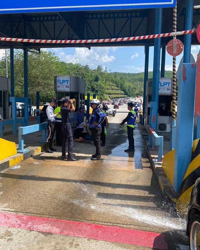 redzuanNewsMPB's tweet photo. Tindakan pantas anggota peronda JSPT berjaya elak kejadian tidak diingini apabila 4 orang dipercayai sekeluarga ditemui pengsan di dalam Exora dekat Plaza Tol Bentong hari ini.

Mangsa dibawa ke hospital utk rawatan

Foto : FB JSPT https://t.co/VEZKull9jf
