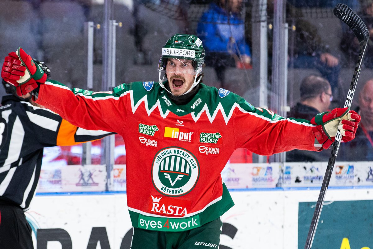 frolunda_hc's tweet image. I morgon avslutas auktionerna för herr- och damlagets röda hemmatröjor från säsongen! In och fynda:  tradera.com/profile/items/…