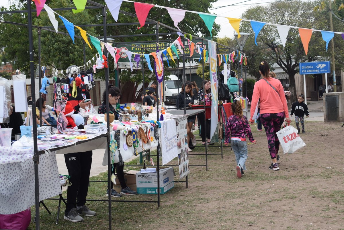 SDJuventudes's tweet photo. ALTA TARDE EN LOS BARRIOS 🥳
Arrancamos con una propuesta con juegos para chicos y jóvenes, stands, feria de emprendedores juveniles, shows para toda la familia y más.

Mira más en https://t.co/FBMhoDF36F

#Juventudes #IntendenciaMenéndez #MerloCapitalDeLasJuventudes @merlogob https://t.co/jJwkNSQqDv