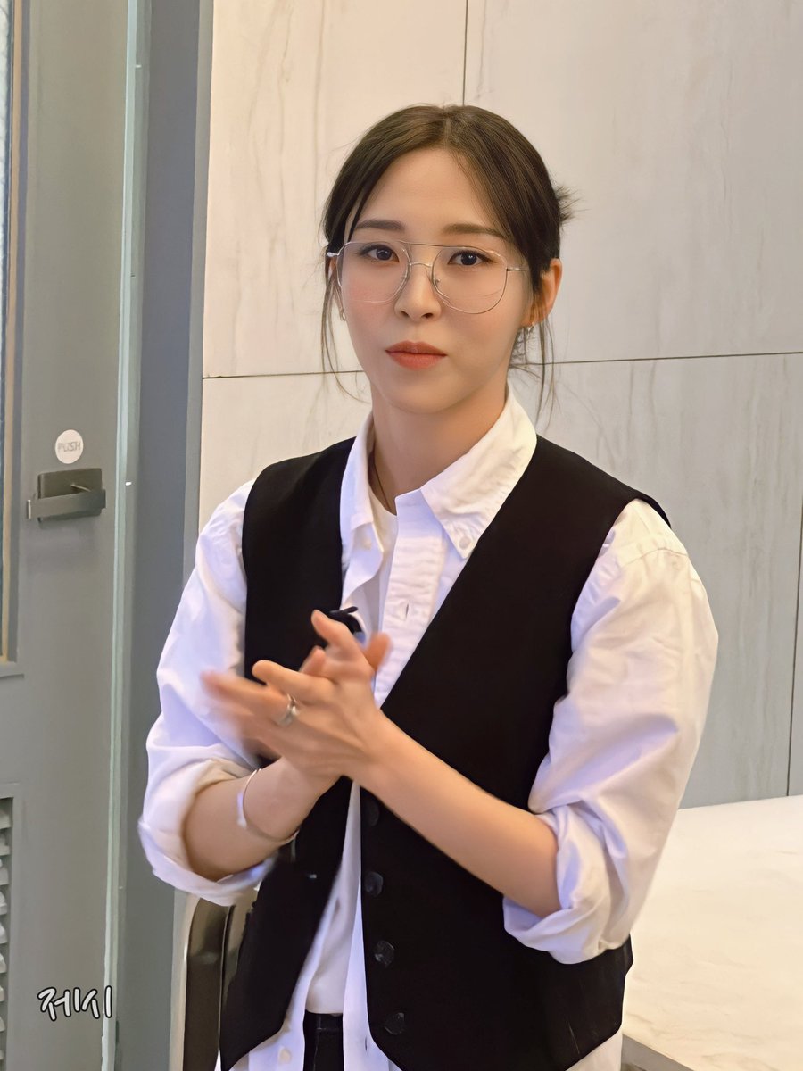 eskacang17's tweet photo. My handsome Moonbyul >>>> https://t.co/uLDP48xYwE