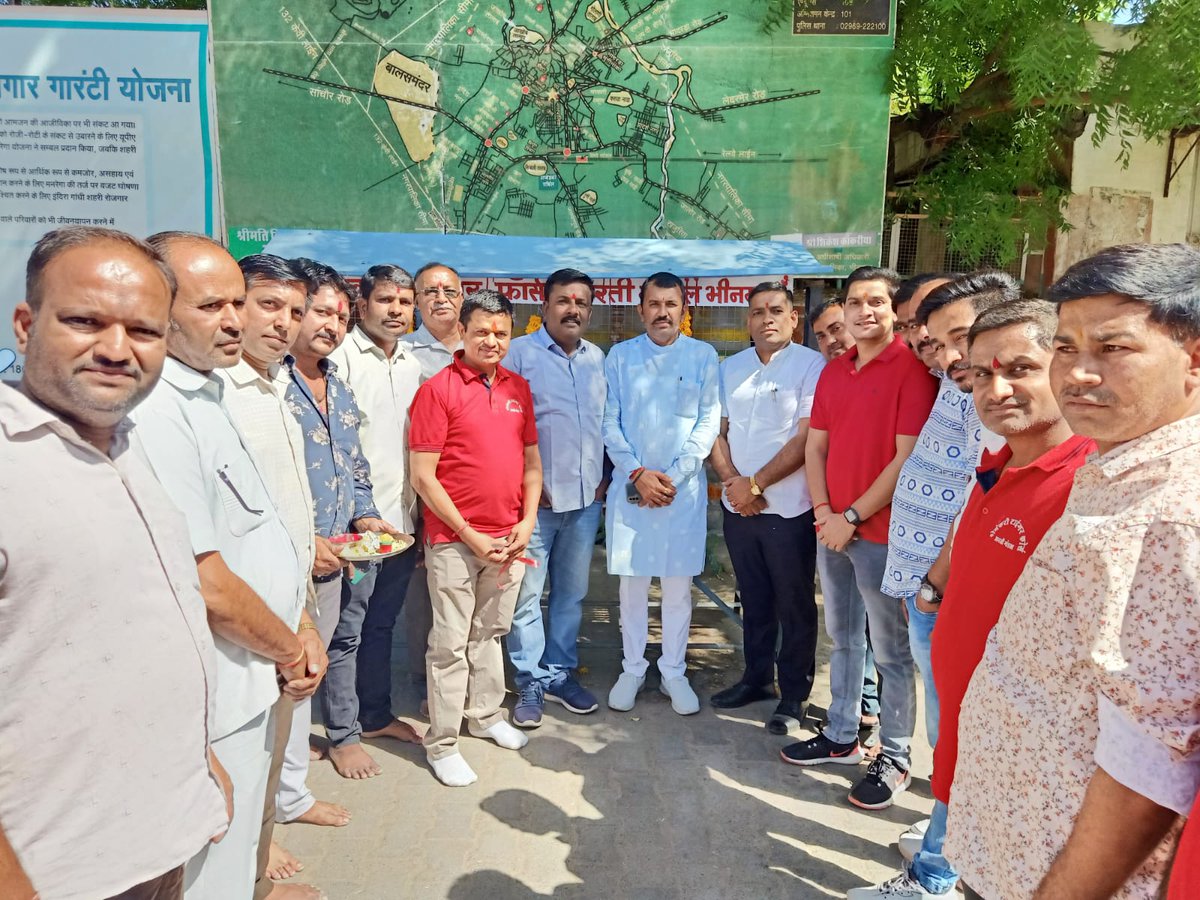 भीषण गर्मी को देखते हुए टाईगर फोर्स द्वारा प्याऊ का उद्धघाटन

बौद्धिक भारत ललित होंडा भीन

भीनमाल :- स्थानीय शहर के उपखण्ड कार्यालय के सामने  हर साल की तरह इस वर्ष भी भीषण गर्मी के मौसम में लोगों को शीतल जल उपलब्ध करवाने के लिए क्षेमंकरी टाईगर फोर्स , आरती ग्रुप  के द्वारा शुरू