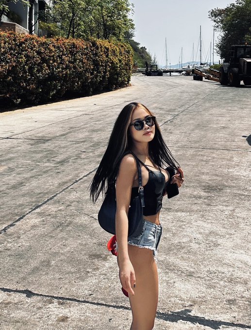 Hotter than hell 😂😉 https://t.co/PggK5pfkY7