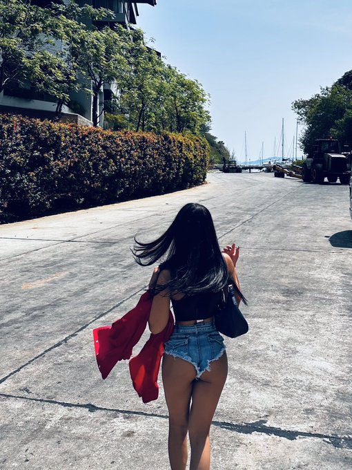 Hotter than hell 😂😉 https://t.co/PggK5pfkY7