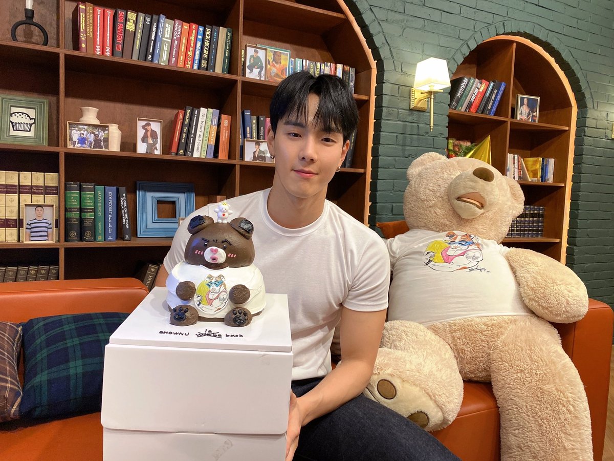 📸
230424 #몬스타엑스 #셔누
컴백 기념 LIVE 사진 도착 💌

#몬베베 랑 오랜만에 만나서
시간 가는 줄 몰랐던 시간🐻
대장 곰돌이의 컴백을 반갑게 맞이해준
몬베베분들 감사합니다🫶🏻

#MONSTA_X #MONSTAX
#SHOWNU