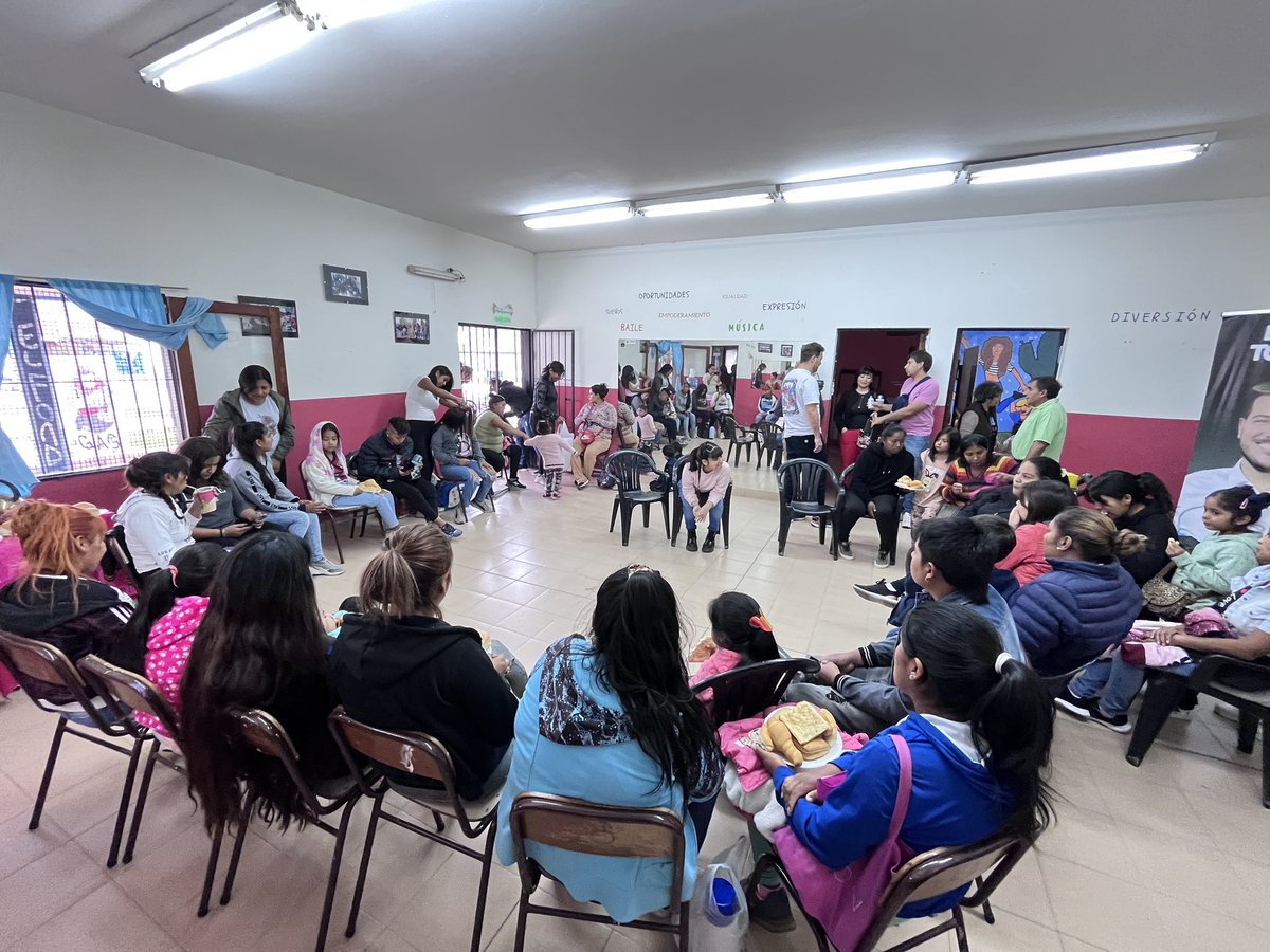 LuchiAcedoSalim's tweet photo. 🧉💬💪 La mateada en el Centro Sociocultural Manos: un espacio vital para la juventud en la zona sudeste. Fortaleciendo la democracia y el futuro comunitario. #mateada #juventud #democracia #futuro https://t.co/uAEuMmlSl1