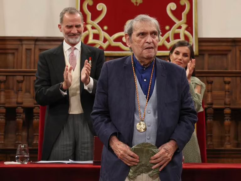 El mayor bien y el mayor orgullo de este país. Gracias, #RafaelCadenas #PremioCervantes