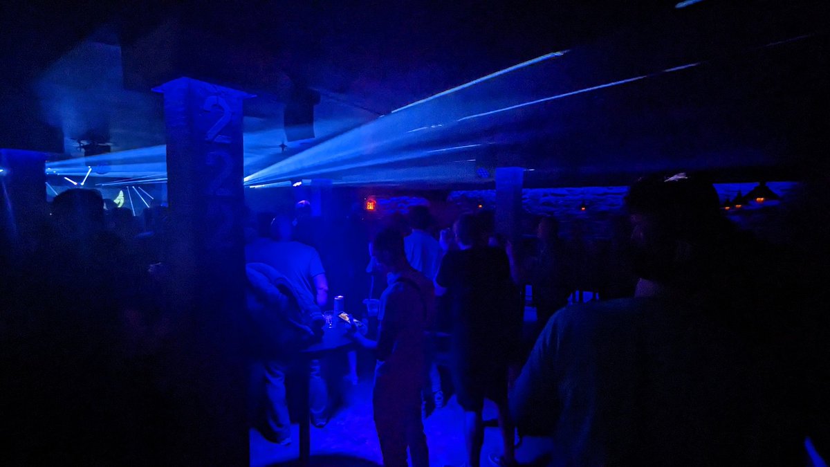 AdvCakStudios's tweet photo. Capturing the good times with visiting friends ❤️

#googlepixel #Goodtimes #nightlife #vacations #CityViews #amateurphotographer #amateurphoto #dancefloor #dj #club #timelapse https://t.co/Zc966pUFuN
