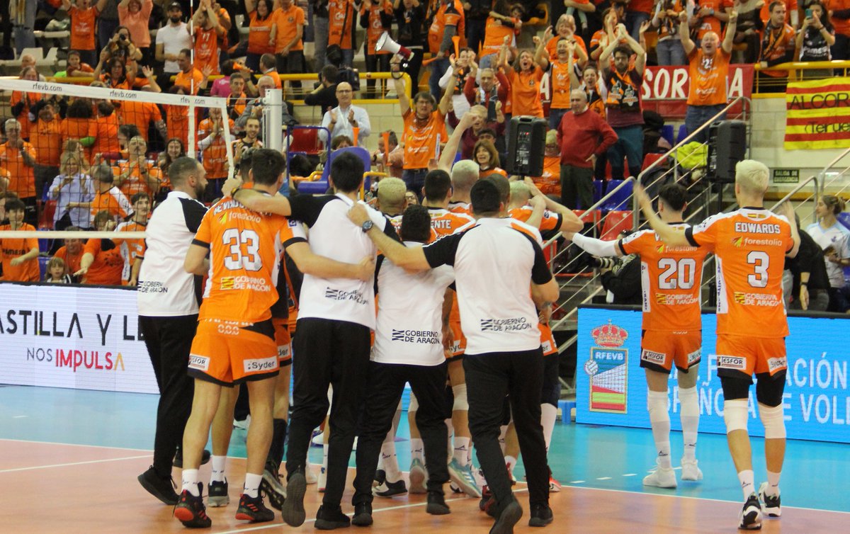 emilioferrm's tweet photo. Caer y volver a levantarse.
La mejor temporada de mi vida, junto a gente maravillosa, agradecido de corazón a cada uno de mis compañeros y al cuerpo técnico. Por último agradecer a la afición el apoyo y el cariño que nos transmiten siempre, sois la mejor afición de ESPAÑA🧡 https://t.co/jMqwS14uyW