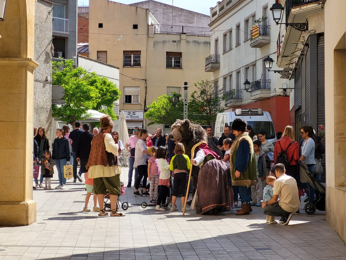 ajdemollerussa's tweet photo. 🎼La @BibMollerussa  presenta en un concert els guanyadors del concurs #Ritmes dedicat enguany a #MariaMercèMarçal
📚🌹Un espectacle infantil itinerant pels carrers del centre i un vermut musical amb #ThePolarSoft complementen la Diada de #SantJordi2023
👉https://t.co/uxu5SPame1 https://t.co/x1FixxJPcZ