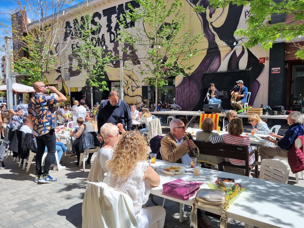 ajdemollerussa's tweet photo. 🎼La @BibMollerussa  presenta en un concert els guanyadors del concurs #Ritmes dedicat enguany a #MariaMercèMarçal
📚🌹Un espectacle infantil itinerant pels carrers del centre i un vermut musical amb #ThePolarSoft complementen la Diada de #SantJordi2023
👉https://t.co/uxu5SPame1 https://t.co/x1FixxJPcZ