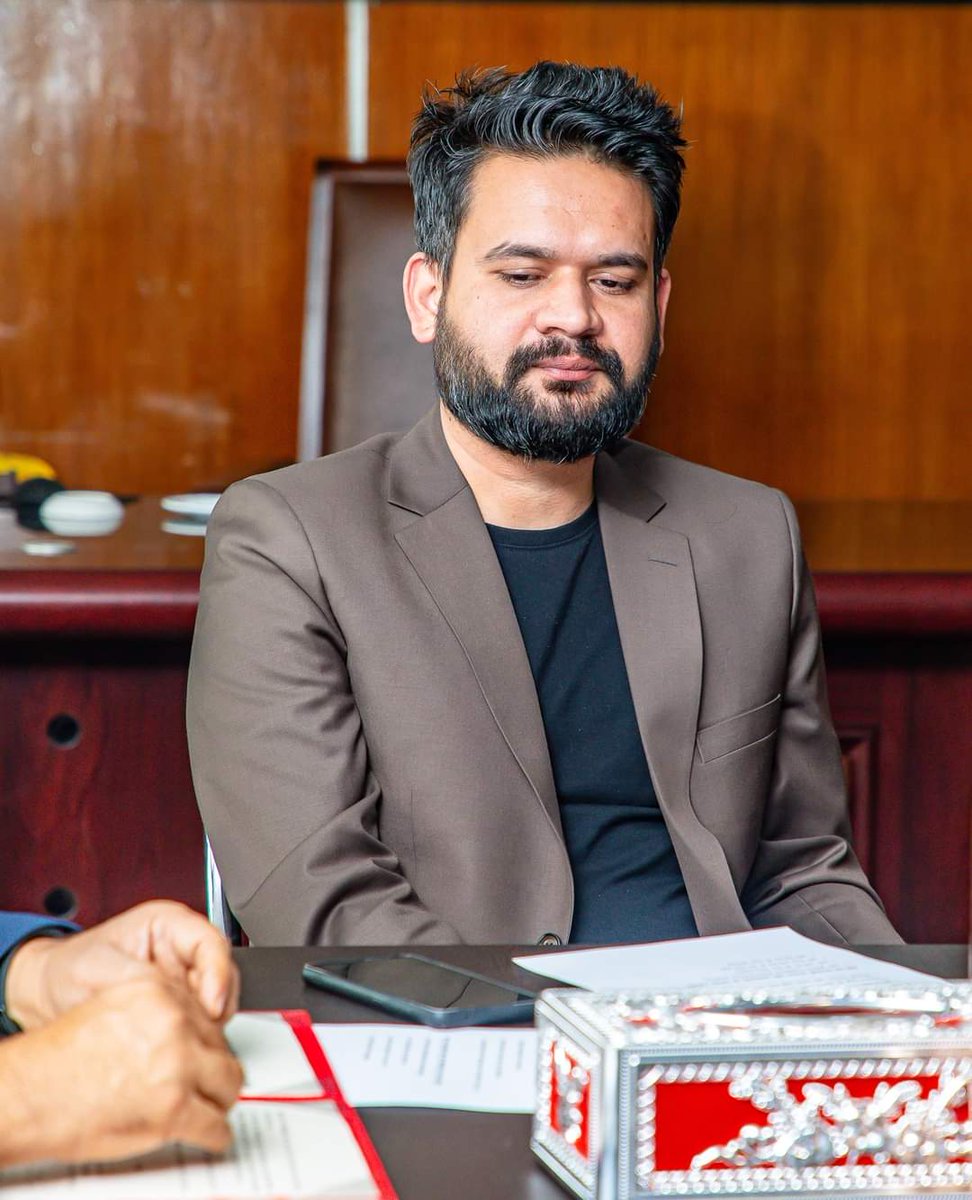 RONBupdates's tweet photo. बालेन शाहले भने, "हामी अदालतको निर्णय मान्छौँ तर केन्द्र सरकार र सिंहदरबारले चाहिँ मान्नु पर्छ कि नाई? धेरै बर्ष देखिको अदालतको निर्णय नमान्दा केन्द्र सरकारलाई मान हानी लाग्दैन?"

He writes, " सिंहदरबार समेतको फोहरमैला नउठेको सम्बन्धमा सम्मानित अदालतको अन्तरिम आदेश प्राप्त गरेका छौँ । निश्चित क्षेत्रको फोहरमैला नउठेको बिषय अदालतमा प्रवेश पाउँनु र सर्वोच्च अदालतबाट फोहरमैला उठाउन आदेश दिइनुले नागरिकको स्वच्छ र स्वस्थ ठाउँमा बस्न पाउने अधिकारको गम्भीरता थप पुष्टि हुन्छ । काठमाडौँ महानगरले फोहरमैला व्यवस्थापन र सरसफाइसँग सम्बन्धित बिषय प्राथमिकतामा राखेर काम गरिरहेको जानकारी गराउँदै यसलाई सार्वजनिक सरोकारको बिषयकारुपमा ग्रहण गरेकोमा सम्मानित अदालतप्रति आभार व्यक्त गर्दछौँ । 

सम्मानित अदालतले दिएको आदेशको परिपालना गर्ने सन्दर्भमा हामी प्रस्ट, प्रतिबद्ध र दृढ छौँ । तर सम्मानित अदालतका फैसला, आदेश र निर्देशनहरु काठमाडौँ महानगरले मात्रै होइन, संघीय सरकार लगायत सबैले दृढतापूर्वक पालना गर्न आवश्यक छ । बागमती, बिष्णुमती र मनोहरा तथा यीनका सहायक नदिहरुको जग्गा अतिक्रमण गरेर बनाइएका घरटहरा तथा संरचनाहरु भत्काएर नदिको स्वच्छता कायम गराउने तथा सार्वजनिक जग्गाको संरक्षण गर्ने सम्बन्धी २०७६ साउन २० गतेको सर्वोच्च अदालतको आदेश, स्वास्थ्य मन्त्रालय भवनको मौलिकता बिगारेर थपिएको संरचना भत्काउने सम्बन्धी २०५७ असार ९ गतेको सर्वोच्च अदालतको आदेश, तीनकुने जग्गा अधिग्रहण तथा मुअब्जा सम्बन्धी २ दशक अगाडिको सर्वोच्च अदालतको आदेश लगायत आम महानगरवासीको पक्षमा सम्मानित सर्वोच्च अदालतबाट भएका विभिन्न आदेशहरुको पालना नभएको बिषयमा पनि सम्बन्धित सबैले उत्तिकै जिम्मेवारीबोध गर्न जरुरी छ । अन्यथा, नागरिकको घरआँगन र सिहंदरबारको पटाङ्गिनीबिचको विभेदलाई बैधानिकरुपमा नै स्विकारेको अर्थ लाग्ने देखिन्छ ।

साथै, संविधान र प्रचलित कानुनले परिकल्पना गरे बमोजिम स्थानीय सरकारसँग संघ र प्रदेश सरकारले अनिवार्यरुपमा समन्वय, सहकार्य गरि सहअस्तित्वको आधारमा नागरिकका समस्याको यथाशिघ्र समाधान गर्नु पर्ने कुरा दृढताका साथ व्यक्त गर्न चाहन्छौँ ।"