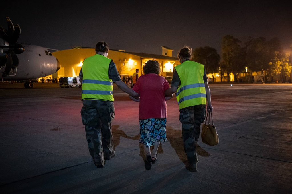 Elisabeth_Borne's tweet image. Reconnaissance et admiration pour les militaires engagés dans l’opération #SAGITTAIRE comme pour les personnels de @francediplo qui ont permis l’évacuation du Soudan vers Djibouti de près de 400 personnes, ressortissants français et de plusieurs nationalités.