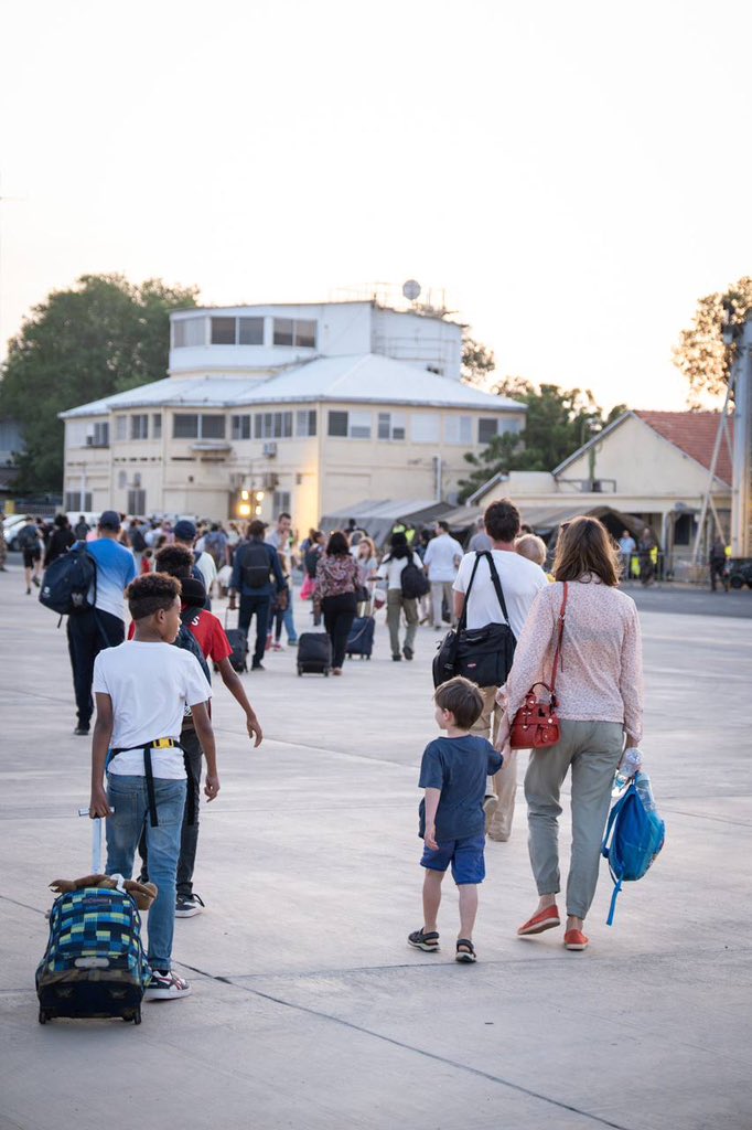 Elisabeth_Borne's tweet image. Reconnaissance et admiration pour les militaires engagés dans l’opération #SAGITTAIRE comme pour les personnels de @francediplo qui ont permis l’évacuation du Soudan vers Djibouti de près de 400 personnes, ressortissants français et de plusieurs nationalités.